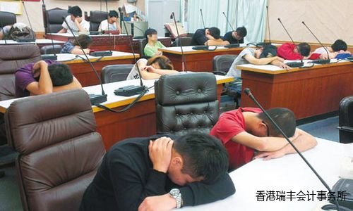 臺中檢警執(zhí)行護(hù)苗項目掃毒,帶回藥頭、藥腳,集中在警局大禮堂等候訊問。 記者趙容萱/攝影